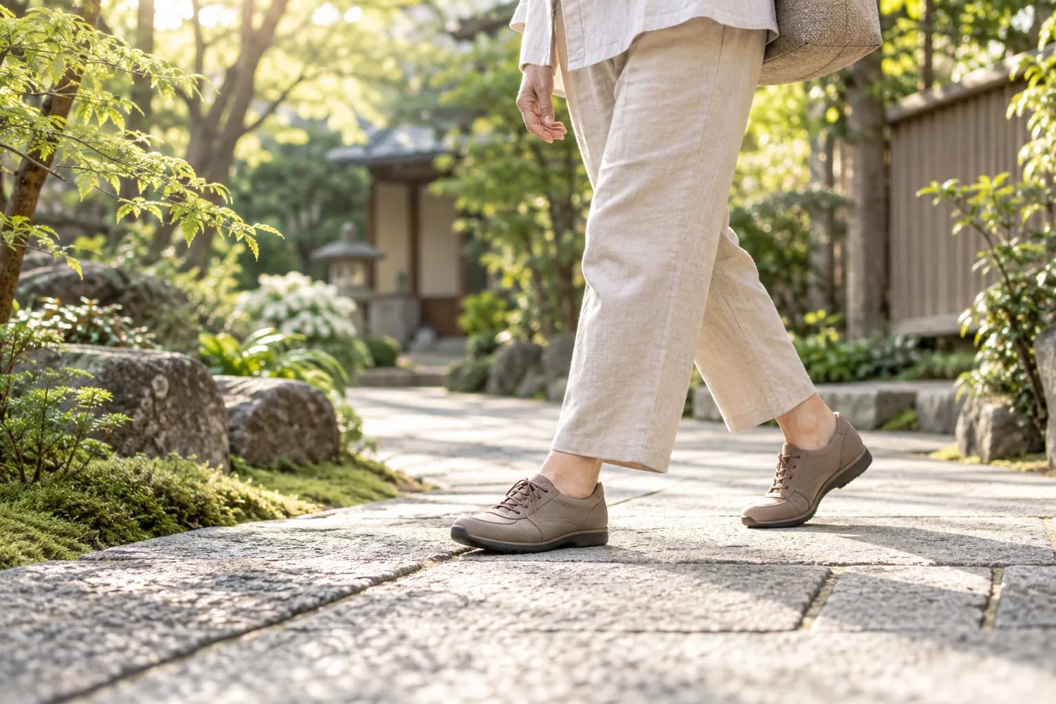 緑のある小道を、足に合う靴で穏やかに歩く様子