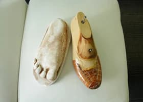 足の石膏型と製作用の木型