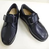 幅のあるベルトで留める黒い靴