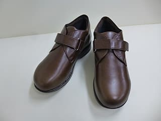 甲のベルトが見える茶色い靴の参考写真